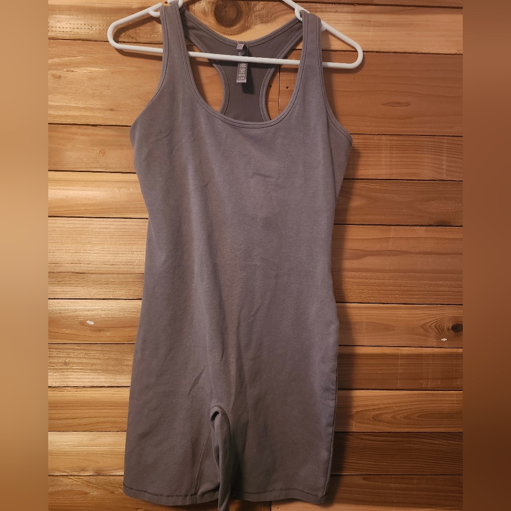 Skims Size Large - Picture 2 of 5